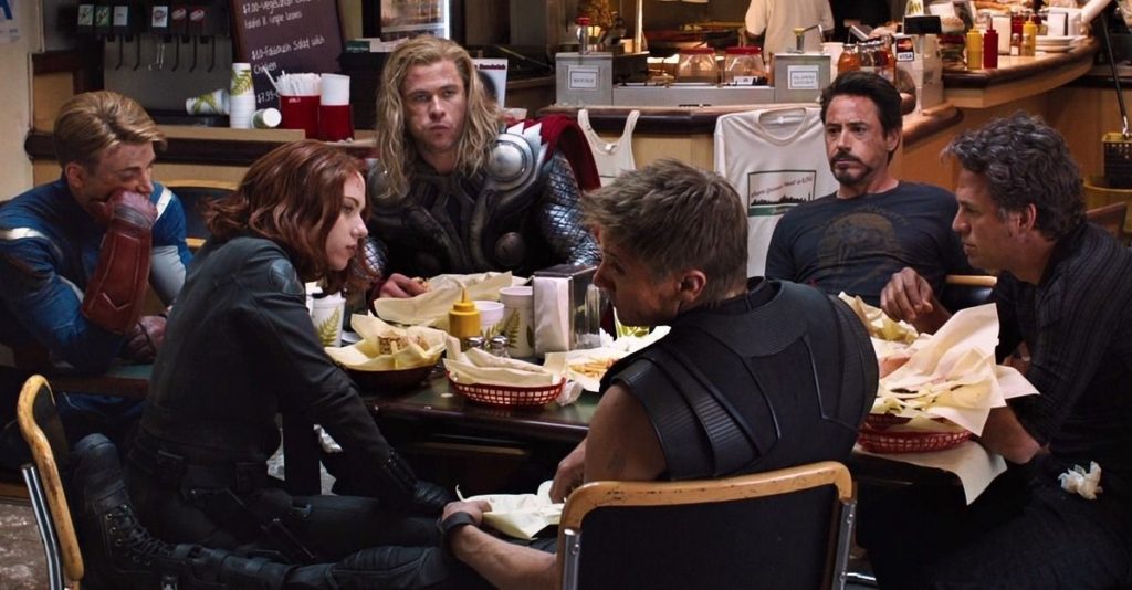 los vengadores comiéndose un shawarma